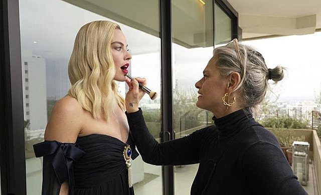 Το μυστικό της makeup artist της Margot Robbie για καλύτερο και σφιχτό δέρμα
