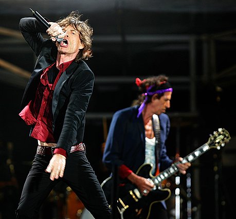 Ο Μικ Τζαγκερ με τον Κιθ Ρίτσαρντς σε συναυλία των Rolling Stones στο Παρίσι το 2006.
