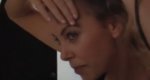 Η Charlize Theron ξυρίζει το κεφάλι της on camera 