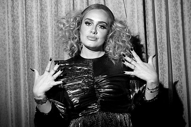 <p>Η φωτογραφία είναι από τα 31α γενέθλια της Adele και την είχε μοιραστεί η ίδια μέσω instagram</p> 