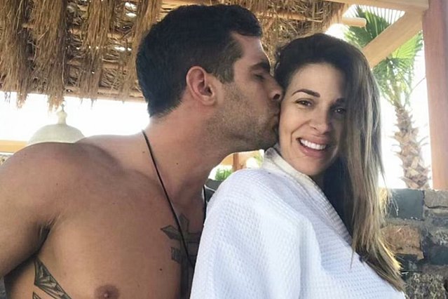 Ελένη Χατζίδου-Ετεοκλής Παύλου: Το παθιασμένο φιλί στην πισίνα που έριξε το instagram! [Photo]