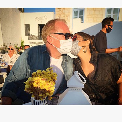 Salma Hayek: Στην Πάρο με τον δισεκατομμυριούχο σύζυγό της -και τις μάσκες τους! 