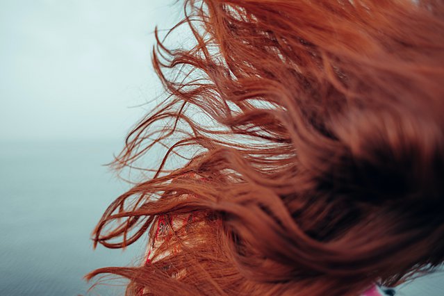 Φριζάρισμα στα μαλλιά; Οι αιτίες που το προκαλούν και οι τρόποι για να το αντιμετωπίσεις με τον καλύτερο τρόπο