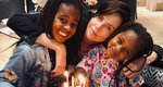 Charlize Theron: Οι σπάνιες φωτογραφίες με τις κόρες της και το μήνυμα που συγκινεί 