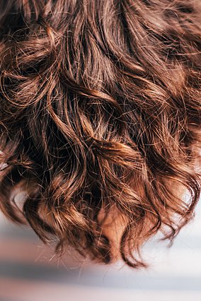 Πώς να αποτρέψεις το φριζάρισμα των μαλλιών μετά το χτένισμα 