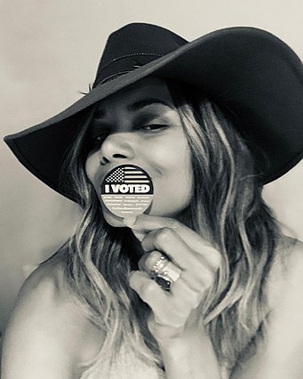 ΗΠΑ Προεδρικές εκλογές: 16 celebrities βγάζουν selfies την ώρα που ψηφίζουν
