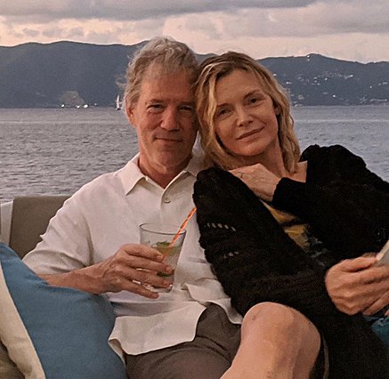 Η Michelle Pfeiffer ποστάρει τον άντρα της να κάνει το πιο σέξι πράγμα σύμφωνα με τη Rita Wilson [video]