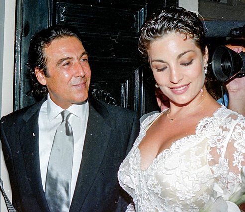 <p>Ο Τόλης Βοσκόπουλος και η Άντζελα Γκερέκου την ημέρα του γάμου τους, 2 Αυγούστου 1996.</p> 