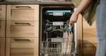 Πλυντήριο πιάτων: Τα 3 βήματα για να καθαρίσουν ακόμα και τα πιο επίμονα υπολείμματα τροφής