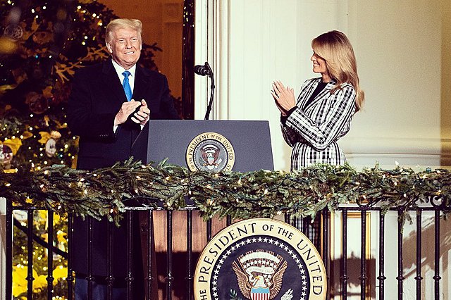 Melania & Donald Trump: Η τελευταία χριστουγεννιάτικη φωτογραφία στον Λευκό Οίκο ήταν πολύ... ανατρεπτική! 