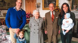 Η βασίλισσα Ελισάβετ και ο πρίγκιπας Φίλιππος με 7 δισέγγονά τους - Μια απίθανη φωτογραφία που δεν είχαμε ξαναδεί