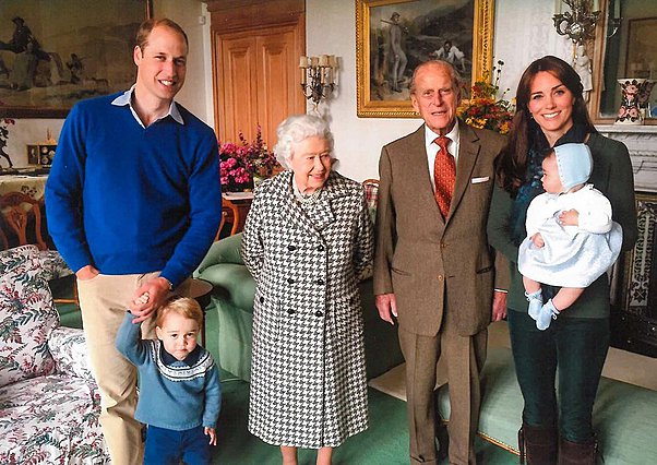 <p>Η βασίλισσα Ελισάβετ με τον πρίγκιπα Φίλιππο και τους Cambidges (χωρίς τον Louis, φυσικά) το 2015.</p> 