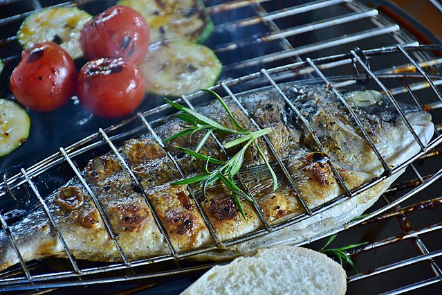 Κυριακή των Βαΐων και μαγειρεύεις ψάρια; 4 κόλπα για να μην μυρίζει το σπίτι σου ψαρίλα