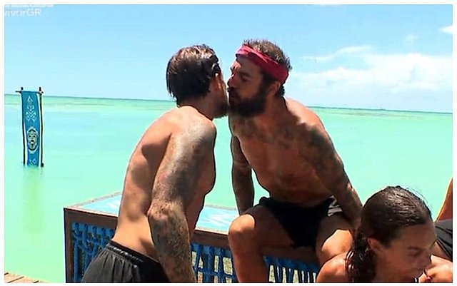 Survivor: Ηλίας Μπόγδανος και Τριαντάφυλλος φιλήθηκαν στο στόμα και έβαλαν φωτιά στα social media