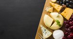 Τυλίγεις τυρί σε πλαστική μεμβράνη; Μάλλον θα πρέπει να το ξανασκεφτείς
