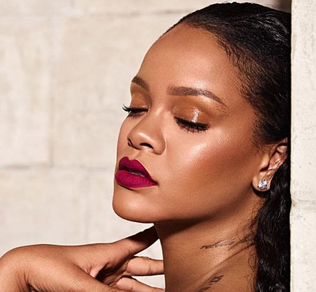 Η Rihanna απέσυρε την αγωγή εναντίον του πατέρα της 