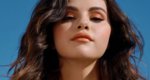 Η Selena Gomez μας δείχνει πώς να φορέσουμε τη νέον σκιά