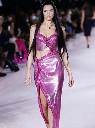 Δες την εμφάνιση της Dua Lipa στην πασαρέλα της Versace