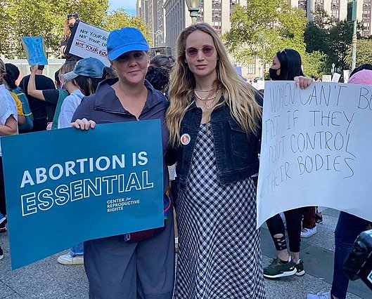 Η έγκυος Jennifer Lawrence σε διαδήλωση υπέρ του δικαιώματος της έκτρωσης 
