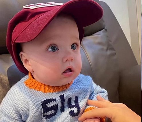Emily Ratajkowski: Αποκαλύπτει για πρώτη φορά το γλυκό προσωπάκι του γιου της