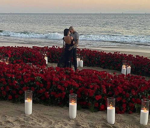 Η Kourtney Kardashian και ο Travis Barker αρραβωνιάστηκαν - Η ρομαντική πρόταση γάμου και το τεράστιο μονόπετρο