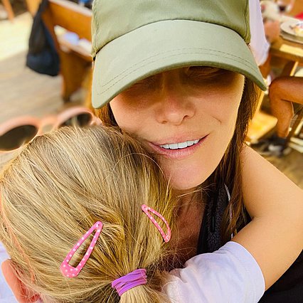 Carla Bruni: Η κόρη της έγινε 10 ετών - Άκουσέ τη να τραγουδά Aurora à capella [video]