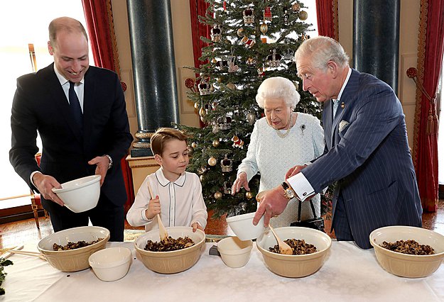 <p>Η βασίλισσα και οι τρεις πρώτoι στη σειρά διαδοχής για τον θρόνο (Κάρολος, William και George) μαγειρεύουν μαζί γιορτινή πουτίγκα για τις γιορτές του 2020.</p> 