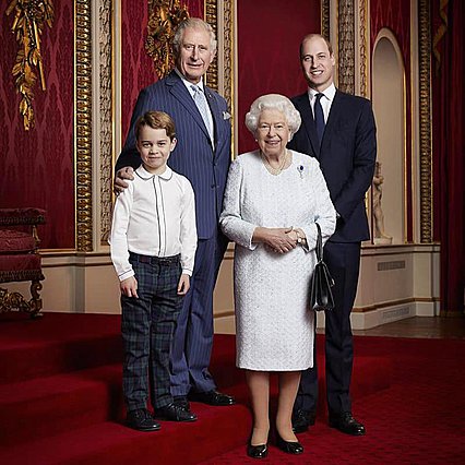 <p>Η πιο πρόσφατη φωτογραφία της βασίλισσας με τους τρεις πρώτους στη σειρά διαδοχής για τον θρόνο είναι από τα Χριστούγεννα του 2019.</p> 