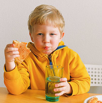 To παιδί σου πεινάει συνέχεια; 5 πιθανές αιτίες και πώς να τις αντιμετωπίσεις 
