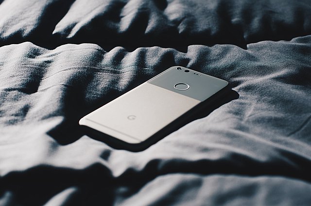 Πώς επηρεάζει την υγεία σου η χρήση του κινητού σου λίγο πριν πέσεις για ύπνο