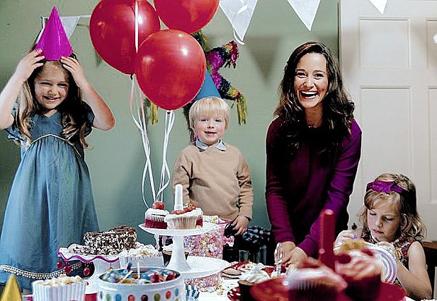 <p>Η Pippa Middleton ποζάρει με τρία νεαρά μοντέλα για τις ανάγκες διαφημιστκού της οικογενειακής εταιρείας "Party Pieces" το 2009 (photo: @partypieces)</p> 