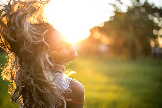 5 καθημερινές συνήθειες περιποίησης που προκαλούν φθορά στα μαλλιά σου και πώς να την αποτρέψεις