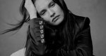 Η Lily James είναι πραγματικά αγνώριστη στη νέα goth-glam καμπάνια του Versace

