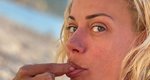 Η Ζέτα Μακρυπούλια ποζάρει τόπλες σε ερημική παραλία και αποκαλύπτει τις λιχουδιές που έχει στο ταπεράκι της