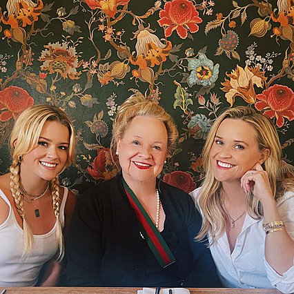Η Reese Witherspoon ποζάρει με μαμά και κόρη και νομίζουμε ότι τα βλέπουμε... τριπλά