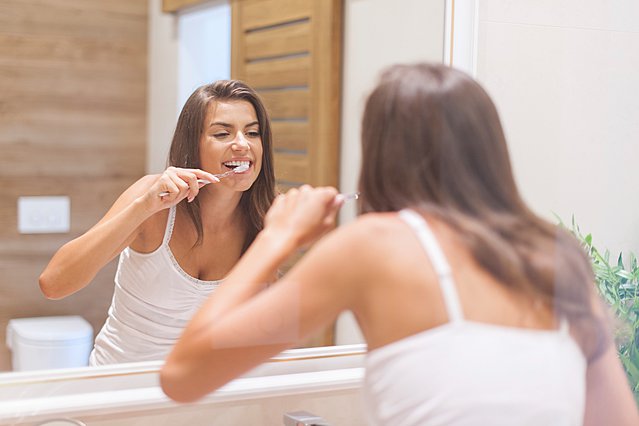 Τα 5 λάθη που είναι πιθανό να κάνεις καθώς βρουρτσίζεις τα δόντια σου 