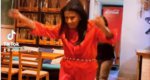 Η Ζωζώ Σαπουντζάκη επέστρεψε στην Αθήνα και το γιόρτασε χορεύοντας ζεϊμπέκικο του Κωνσταντίνου Αργυρού