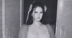 Lana Del Rey: Φωτογραφίζεται τόπλες για το εξώφυλλο του νέου της άλμπουμ