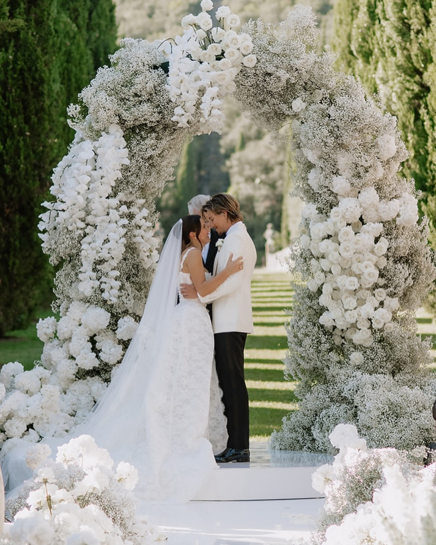 Millie_Bobby_Brown_wedding_Jake_Bongiovi_2_55b5a.jpg