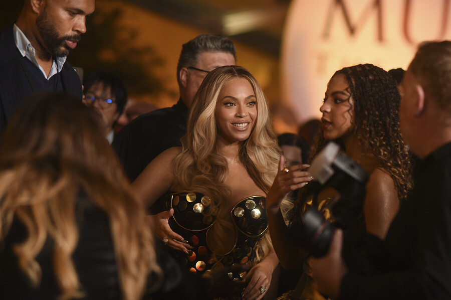 BLUE_IVY_BEYONCE_JAY_Z_MUFASA_PREMIERE_4_77883.jpg