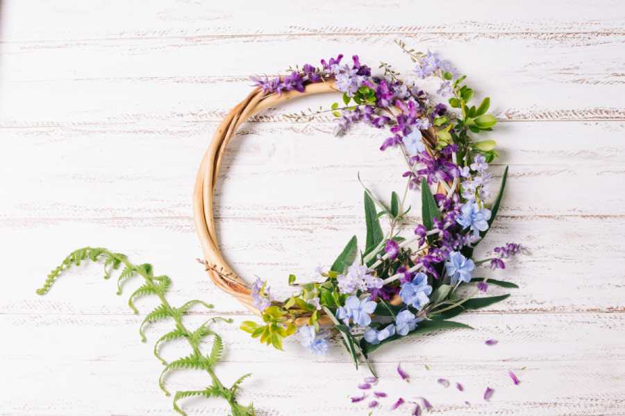 wooden-round-with-flowers-leaves-1.jpg