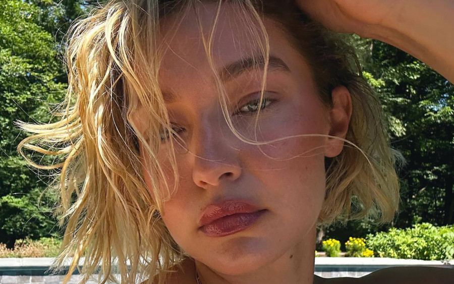 Η Gigi Hadid δίνει ένα twist υψηλής μόδας στο flippy bob κούρεμα της