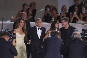 Double date! Η Amal και ο George Clooney, μαζί με τον Brad Pitt και την Ines de Ramon, κατακτούν τη Βενετία