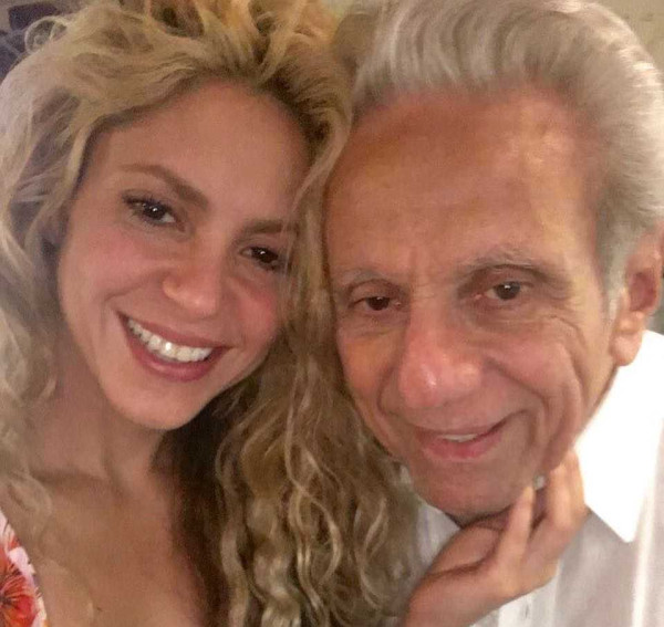 Shakira: Η συγκινητική στιγμή όπου φιλάει τα πόδια του πατέρα της στο κρεβάτι του νοσοκομείου