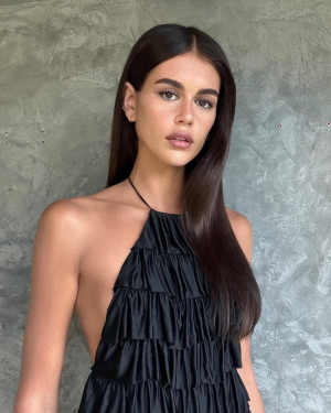 Kaia Gerber: Η σοκολατί απόχρωση των μαλλιών της είναι μία από τις μεγαλύτερες τάσεις του 2024