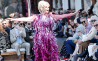 Athens Fashion Week: Άρωμα Ελληνικού Κινηματογράφου με την Μαρία Ιωαννίδου να ανοίγει χορευτικά την επίδειξη του Ζούλια