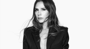 Η Victoria Beckham επαναφέρει στη μόδα τo κονσίλερ σε στυλ στυλό