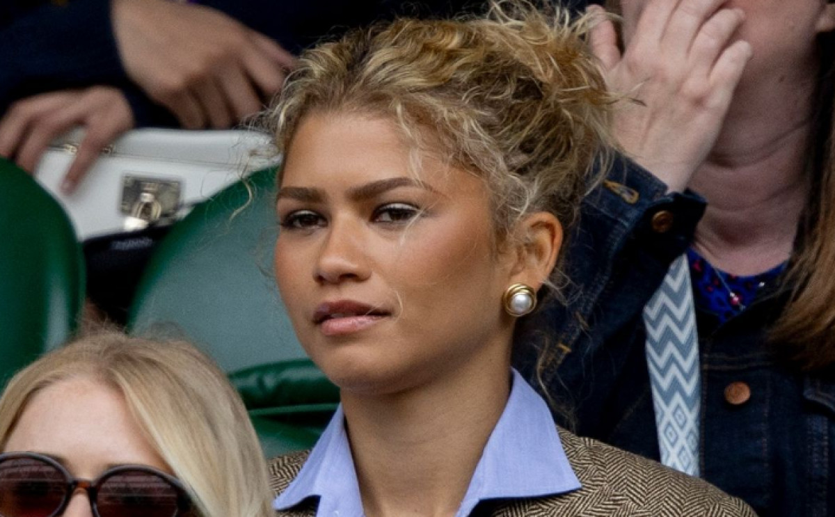 Η Zendaya με το απόλυτο tenniscore look στο Wimbledon - Η εμφάνιση με blazer και γραβάτα