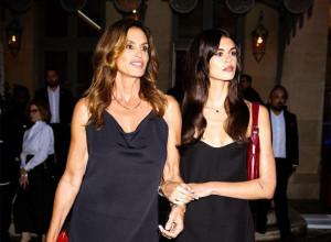 Cindy Crawford: Η matchy-matchy εμφάνισή της με την κόρη της, Kaia Gerber στο Παρίσι