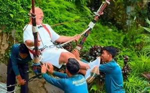 Νίκος Μουτσινάς: Και κούνια -ξανά- και zipline και αγκαλιές με ελεφαντάκια!